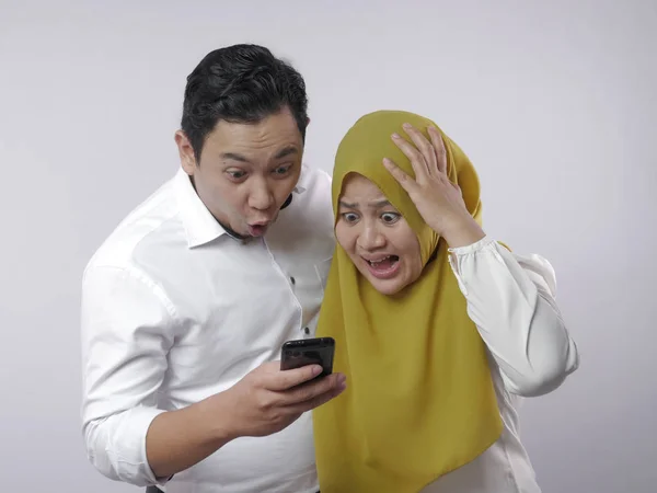 Pasangan Muslim Terkejut dan Khawatir Untuk Melihat Berita Buruk di Telepon — Stok Foto