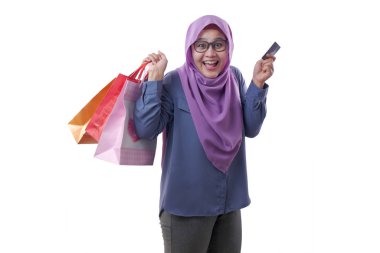 Mutlu Müslüman Kadın Alışveriş Çantaları Getirsin