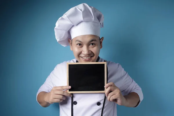 Aziatisch man chef-kok toont leeg schoolbord, presenteren blanco schrijven — Stockfoto