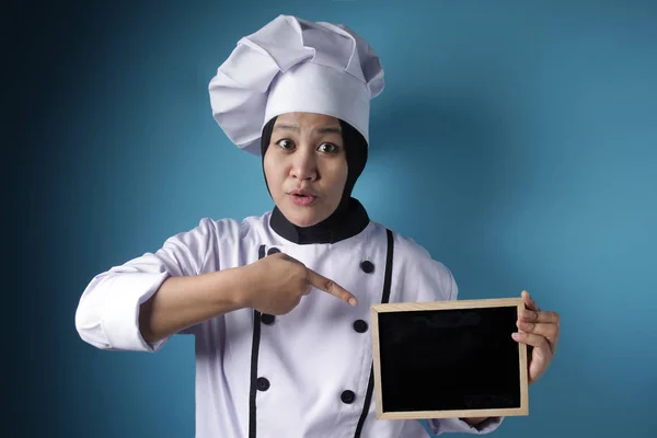 Aziatisch vrouwelijk chef-kok toont lege schoolbord, presenteren blank Writi — Stockfoto