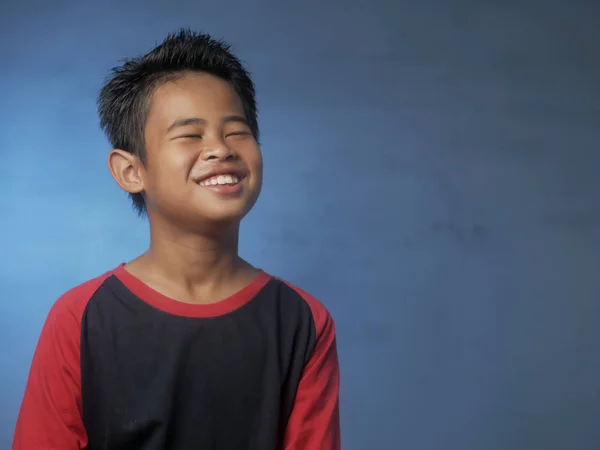 Joven asiático chico sonriendo — Foto de Stock