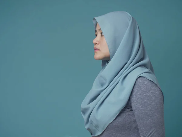 Side View Profile of a Muslim Woman — Stock Photo, Image