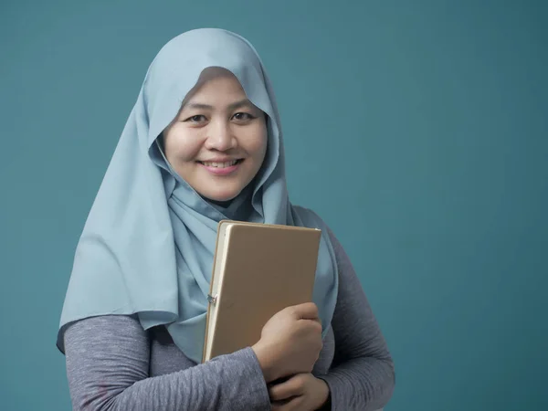 本と幸せなイスラム教徒の女性 — ストック写真