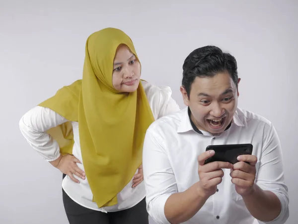 Muslim Wife Upset to See Her Husband Playing Online Moblie Game — Stok Foto
