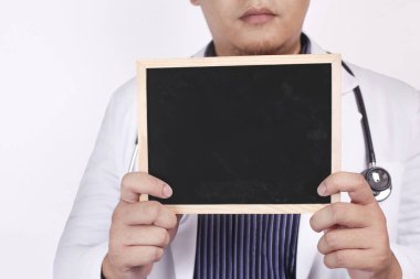Doktor Holding Boş Tahta Gösteriyor