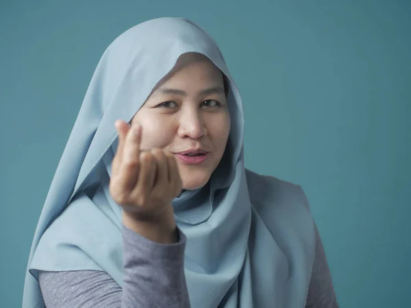 Mujer musulmana haciendo dinero o gesto de amor —  Fotos de Stock