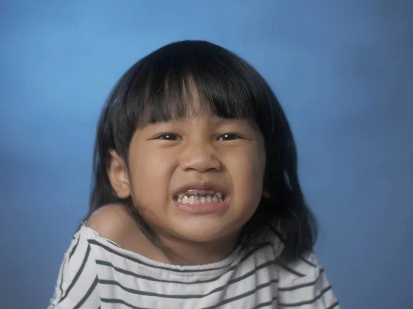 Bambina sorridente mostra il suo dente di carie — Foto Stock