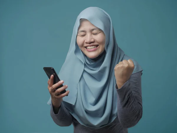 Wanita Muslim muda Dapatkan Kabar Baik di telepon nya — Stok Foto
