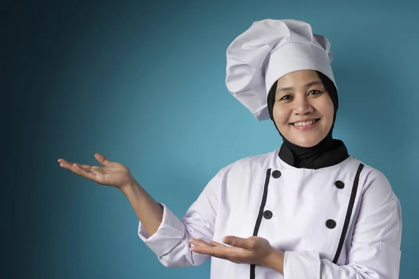 Asiatique femme chef pointant quelque chose sur son côté, présentant Som — Photo