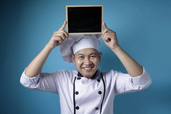 Aziatisch man chef-kok toont leeg schoolbord, presenteren blanco schrijven — Stockfoto