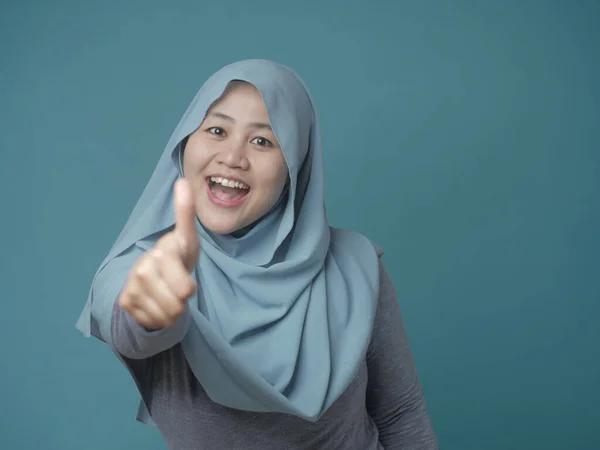Senhora muçulmana mostra polegares até gestos — Fotografia de Stock
