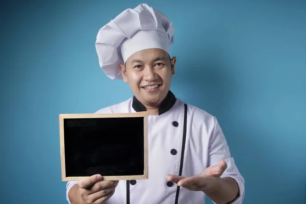 Aziatisch man chef-kok toont leeg schoolbord, presenteren blanco schrijven — Stockfoto