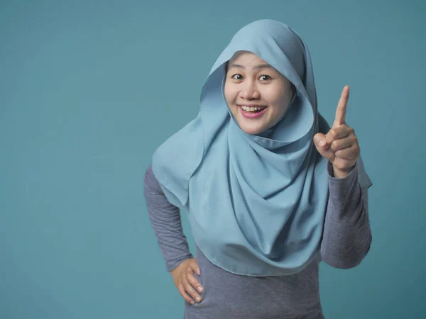 Musulmana mujer tener brillante idea, mirando cámara sonriendo y p —  Fotos de Stock