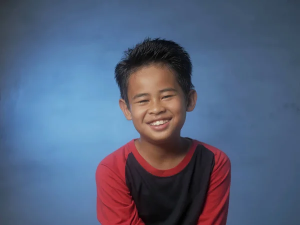 Joven asiático chico sonriendo — Foto de Stock