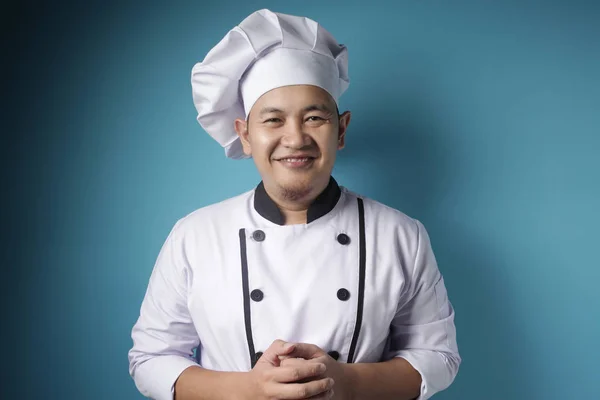 Gelukkig trots aziatische chef glimlachen op camera — Stockfoto