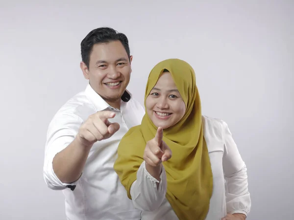 Mutlu Asyalı Müslüman Çift Gülümsüyor ve Kamerayı Gösteriyor — Stok fotoğraf