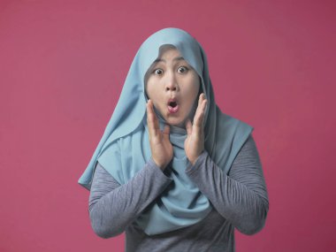 Şirin Müslüman Bayan gösterir açık ağız ile sürpriz yüz şok