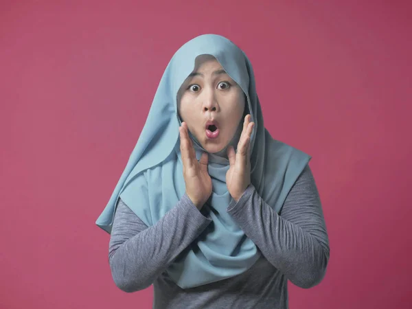 Mignon musulman dame montre secoué surpris visage avec bouche ouverte — Photo