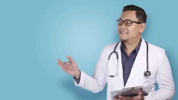 Asiático macho doctor explicando algo — Foto de Stock