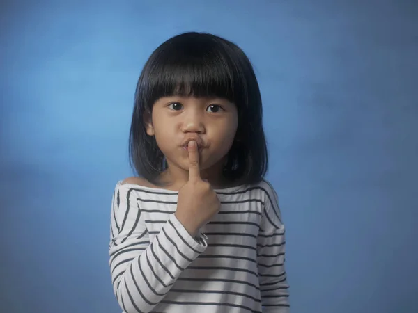 Ragazzina che pensa gesti — Foto Stock