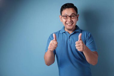 Genç Adam Göstererek Thumbs Up Jest Ok İşareti