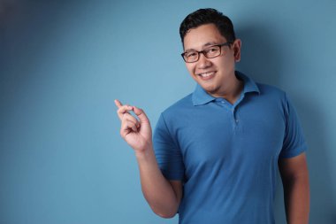 Asya adam tanıtımı bir şey üzerinde onun yan ile Copy Space