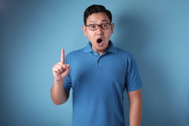 Genç adam düşünme ve arıyor, Iyi bir fikir sahip, ağız ile 