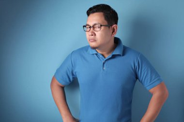 Genç Adam Üzgün Alaycı Rahatsız Jest gösterir