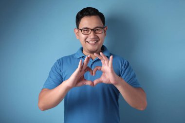 Genç Adam Sevgiyi Göster İşareti El hareketleriyle