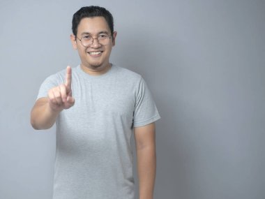 Genç Adam Bir Numaralı Jest gösterir