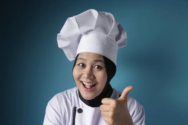 Happy Female Chef montre pouce levé geste — Photo