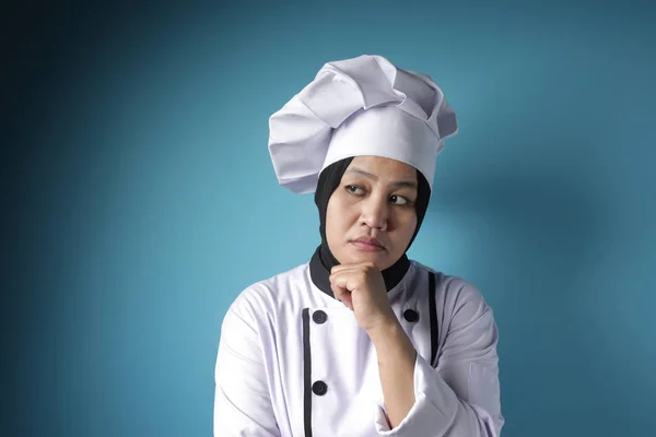 Vrouw chef-kok denken gebaar — Stockfoto