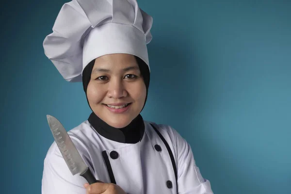 Kungfu chef-kok, vrouw chef-kok toont mes, klaar om te koken — Stockfoto