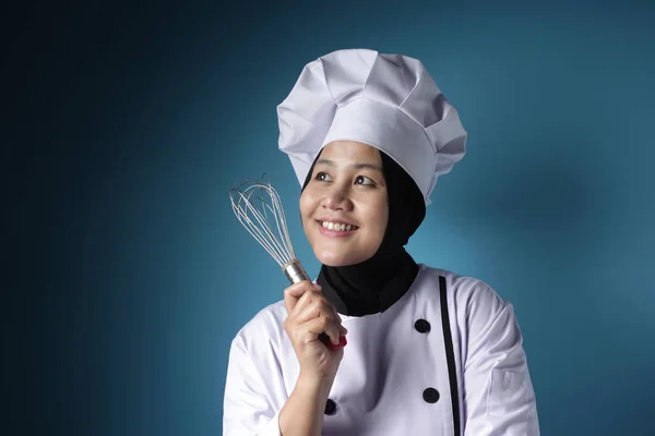 Aziatische vrouw chef-kok, bakker Holding keuken tools — Stockfoto