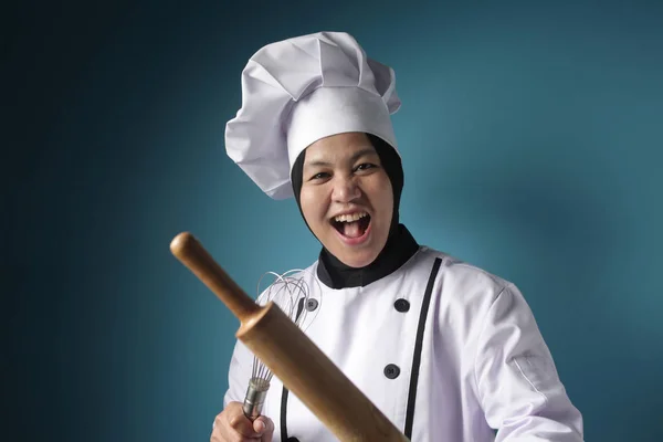 Aziatische vrouw chef-kok, bakker Holding keuken tools — Stockfoto