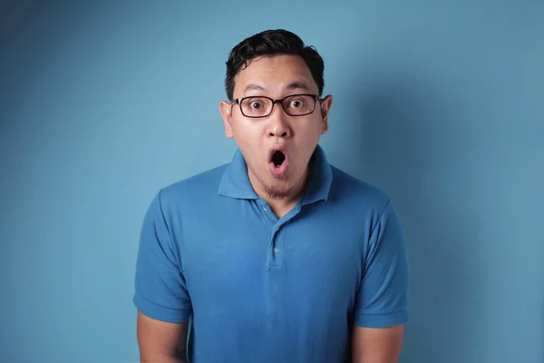 Divertido asiático hombre shock con abierto boca — Foto de Stock