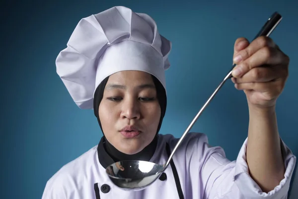 Asiatique femme chef faire de la soupe, Chef tenant louche outil de cuisine — Photo