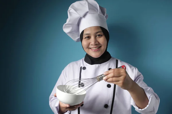 Vrouw Chef mengen ingrediënt in de schaal met Whisk — Stockfoto