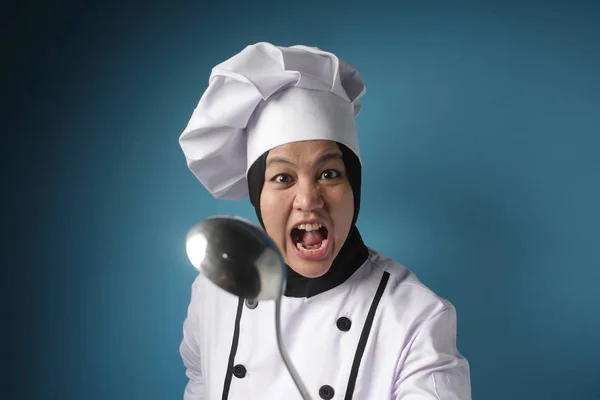 Kungfu Chef, Vrouw Chef Holding Ladle en Spatel, Klaar om te koken — Stockfoto