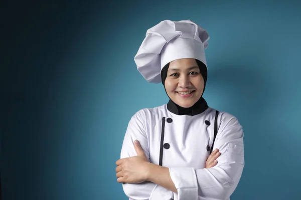 Szczęśliwa kobieta szef kuchni z skrzyżowanymi ramionami — Zdjęcie stockowe