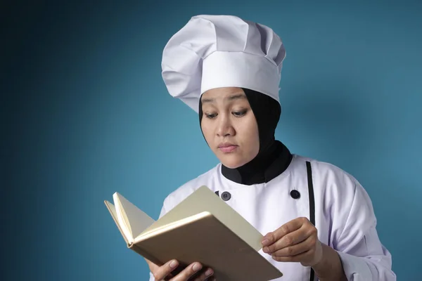 Vrouw Chef Lezen Boek van Recepten — Stockfoto