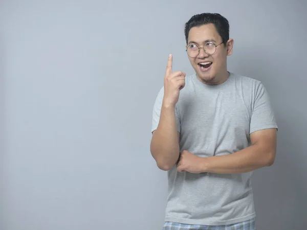 Junger Mann denkt nach und schaut auf, hat eine gute Idee — Stockfoto