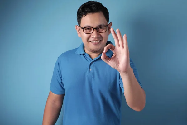 Joven mostrando bien el gesto — Foto de Stock