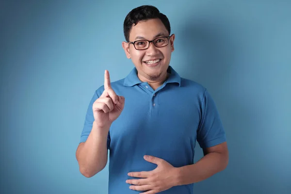 Joven pensando y mirando hacia arriba, teniendo una buena idea y sonriendo — Foto de Stock