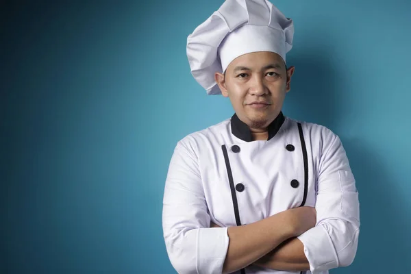 Gelukkig trots aziatische chef glimlachen op camera met gekruiste armen — Stockfoto