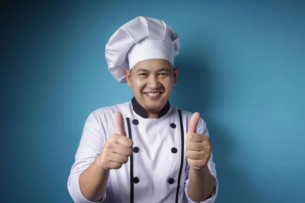 Asiatique chef sourire à caméra et montre pouce vers le haut geste — Photo