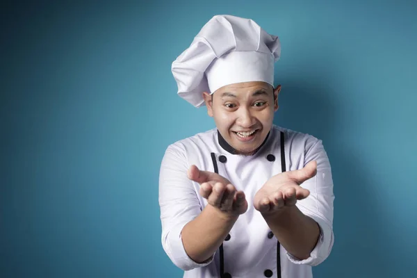 Gelukkig aziatische chef presenteren iets op zijn lege handen — Stockfoto