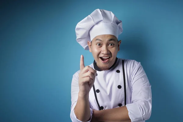 Gelukkig aziatische chef-kok glimlachen met wijzende vinger omhoog, hebben idee Ge — Stockfoto