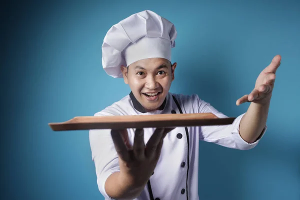 Asiatique mâle chef montre vide plaque en bois, présentant quelque chose , — Photo