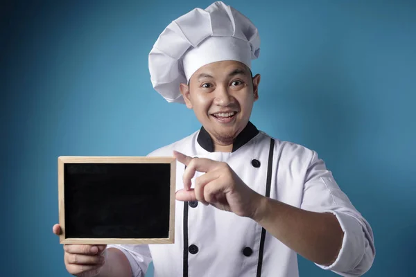 Aziatisch man chef-kok toont leeg schoolbord, presenteren blanco schrijven — Stockfoto